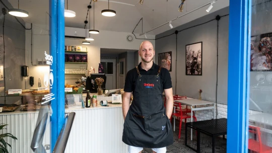 Učil se ve Starbucks, teď slaví úspěch s pekárnou a&nbsp;babiččinými recepty