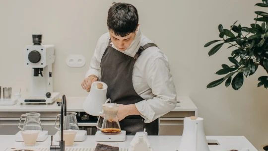 Love-hate kavárna. Z dejvického podniku je laboratoř chutí pro skutečné fajnšmekry