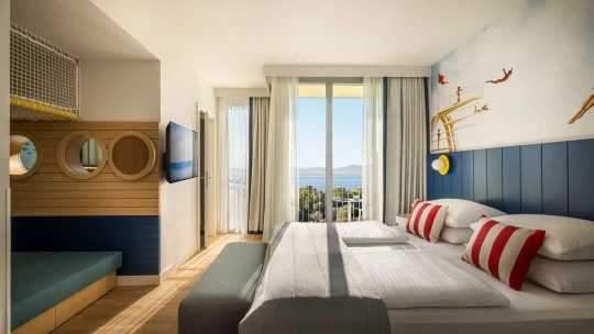 Děti na padelu, dospělí ve wellness. Hotel v barvách moře nechá i&nbsp;rodiče vydechnout