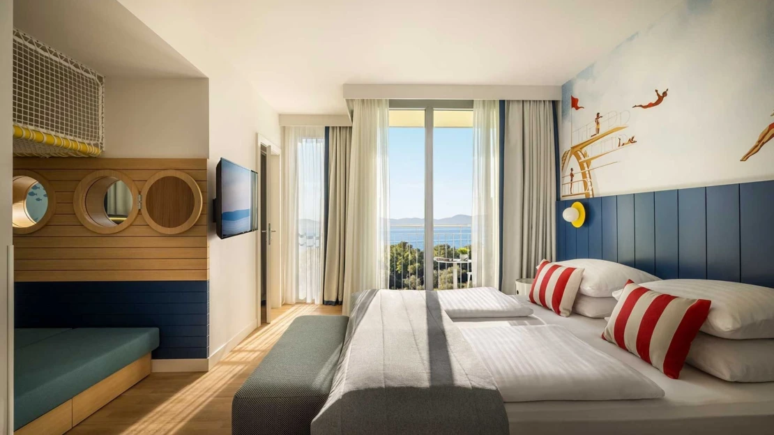 Děti na padelu, dospělí ve wellness. Hotel v barvách moře nechá i&nbsp;rodiče vydechnout