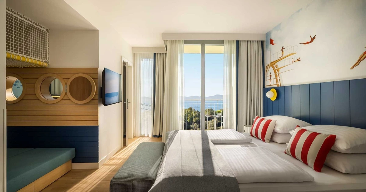 Děti na padelu, dospělí ve wellness. Hotel v barvách moře nechá i rodiče vydechnout