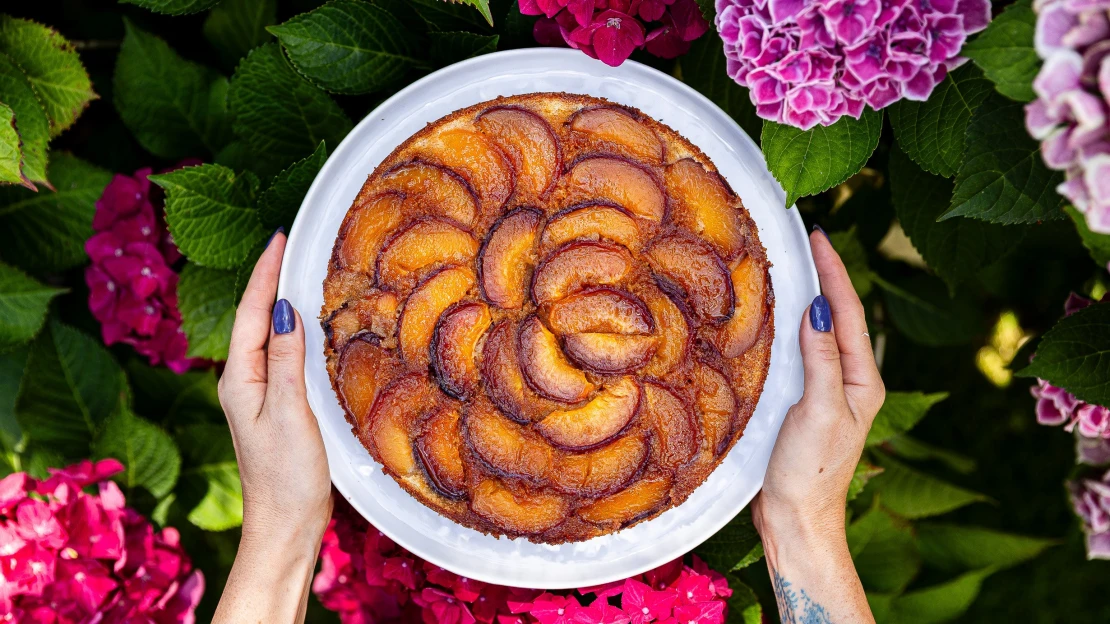 Léto naruby. Obrácený broskvový koláč s karamelem je sladká jistota