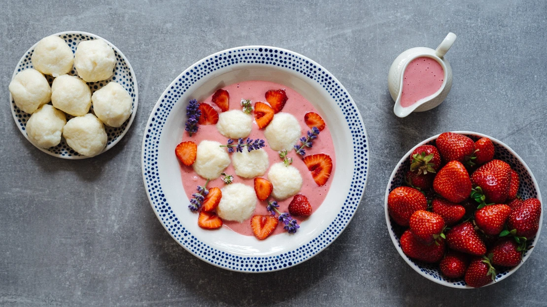 Málo surovin, hodně radosti. Líné jahodové knedlíky bez cukru