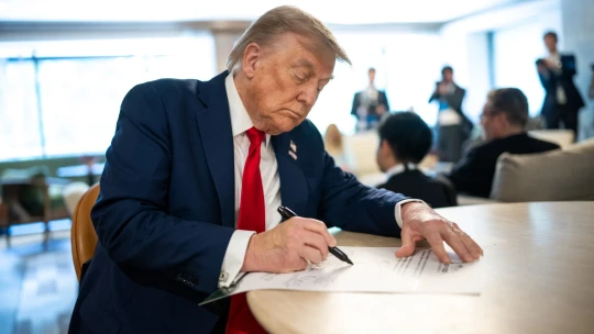 Hra se cly a procenty je zpátky. Trump rozeslal dopisy, EU se přirážkám zatím vyhne