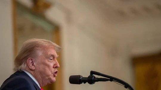 Americké zbraně jsou na cestě na Ukrajinu. Zaplatí je NATO, řekl Trump