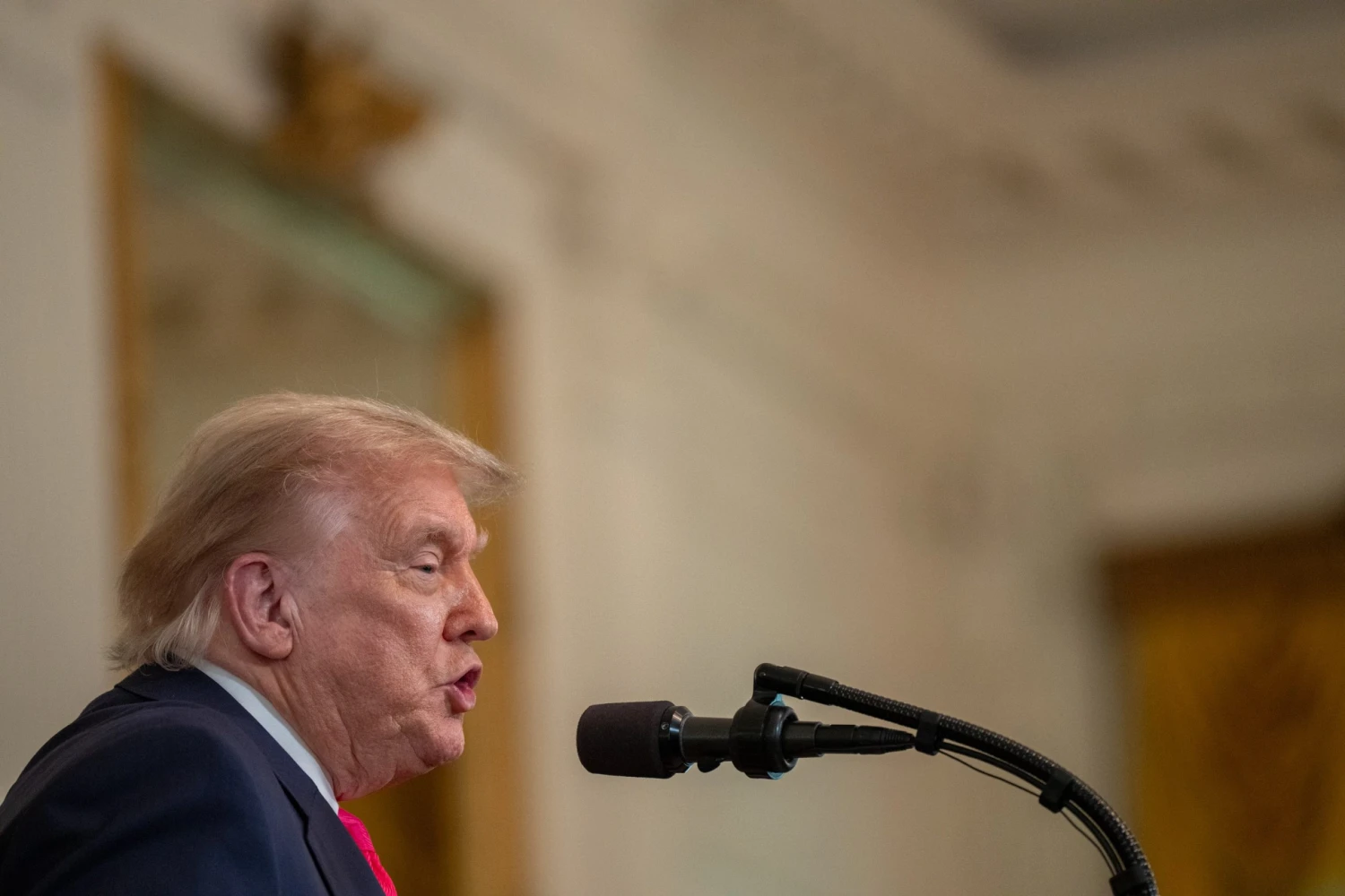 Americké zbraně jsou na cestě na Ukrajinu. Zaplatí je NATO, řekl Trump
