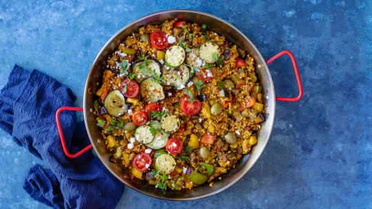 Velká pánev plná chuti. Španělská paella bez masa, zato se spoustou zeleniny