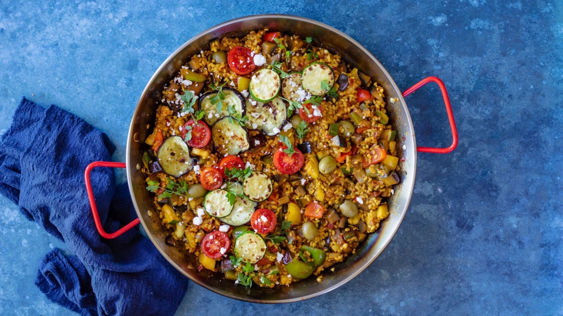 Velká pánev plná chuti. Španělská paella bez masa, zato se spoustou zeleniny