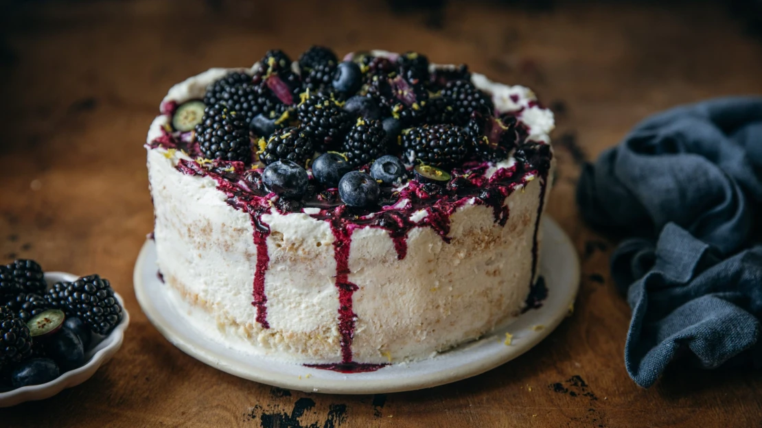 Lehký piškotový dort s ovocem aneb Dezert, který ocení foodie i babička