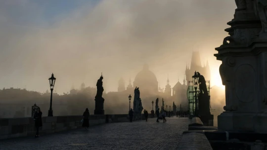Vyšla nová kniha Dana Browna a&nbsp;odehrává se v&nbsp;Praze. Jak z toho může Česko těžit?
