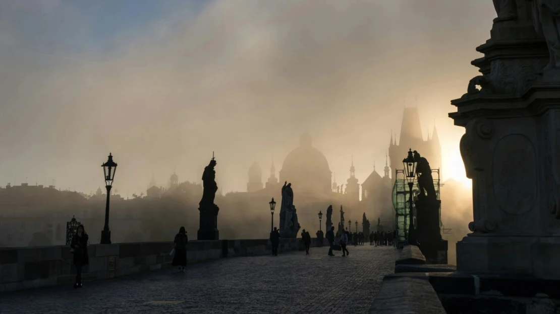 Praha bude klíčovým dějištěm nové knihy Dana Browna. Jak z toho může Česko těžit?
