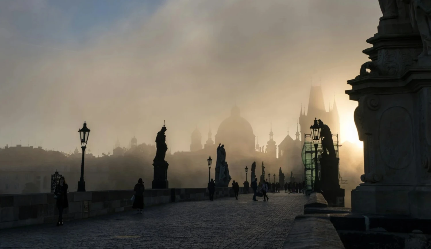 Praha bude klíčovým dějištěm nové knihy Dana Browna. Jak z toho může Česko těžit?