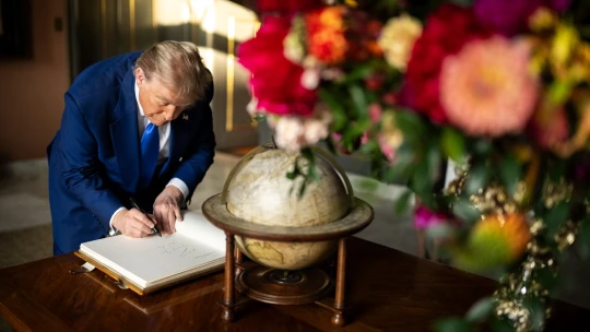 Trump pošle do Ruska Witkoffa a nařídí sankce, o ropu si starosti nedělá