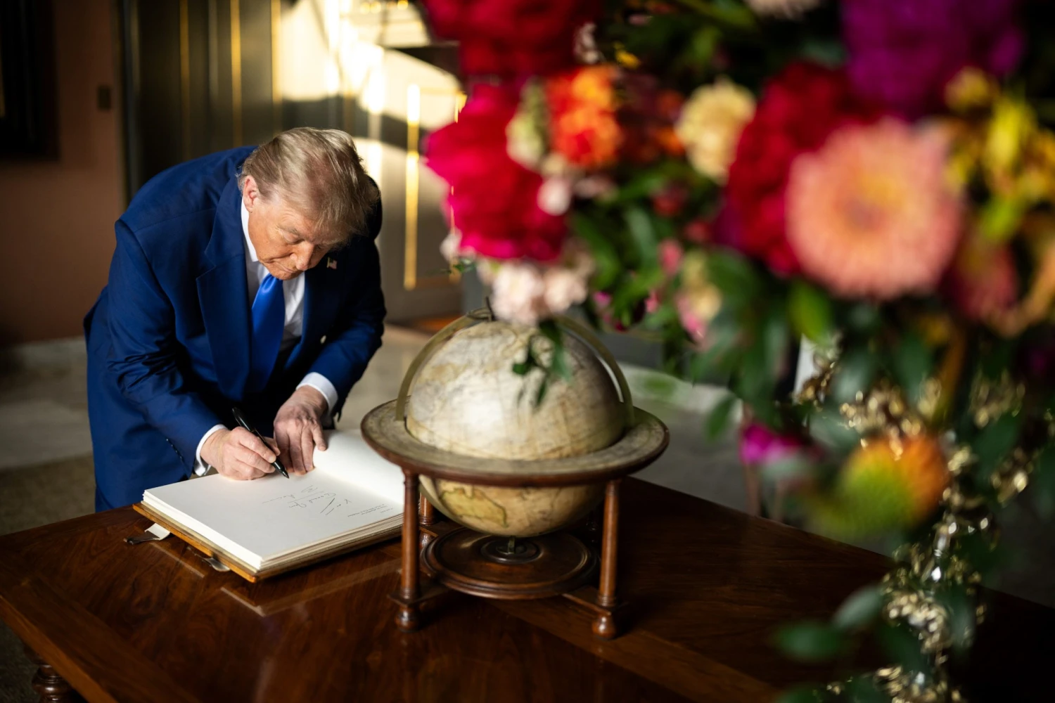 Trump pošle do Ruska Witkoffa a nařídí sankce, o ropu si starosti nedělá