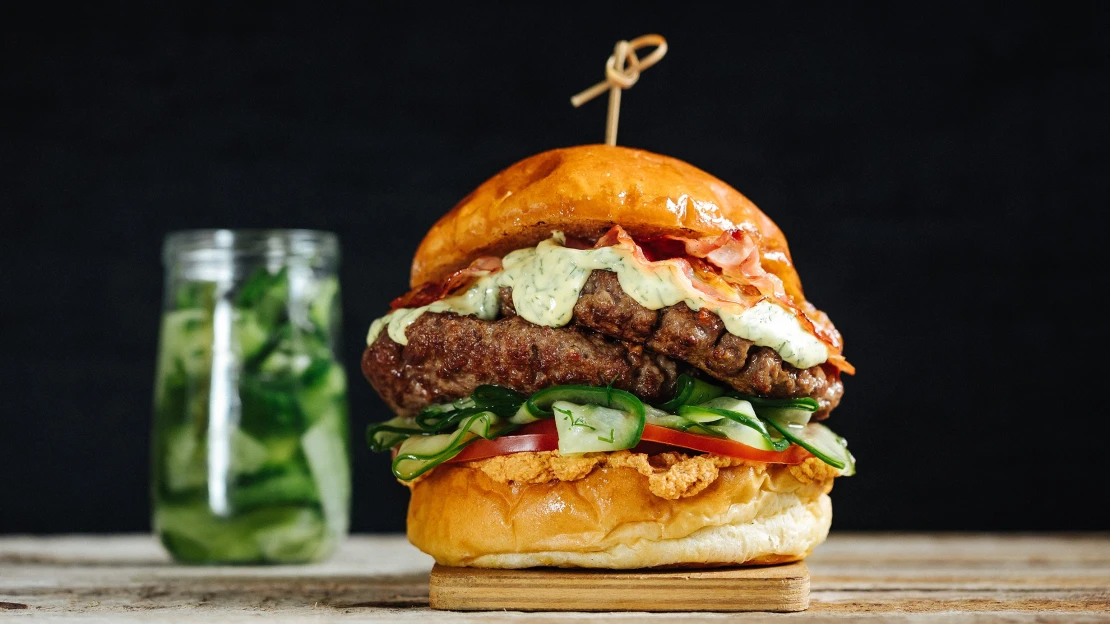 Burger bez kompromisů. Velký výběr receptů na housky, masa i&nbsp;vege variace