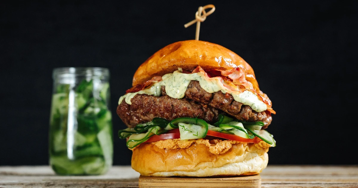 Burger bez kompromisů. Velký výběr receptů na housky, masa i vege variace