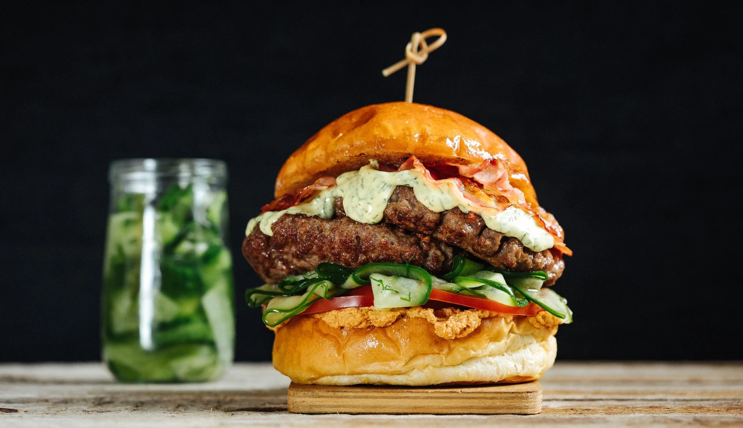 Burger bez kompromisů. Velký výběr receptů na housky, masa i vege variace