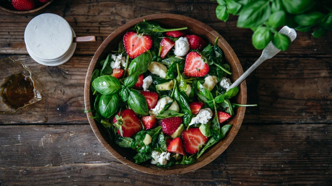 Lehkost, kterou ve vedrech oceníte. Salát s jahodami a mozzarellou