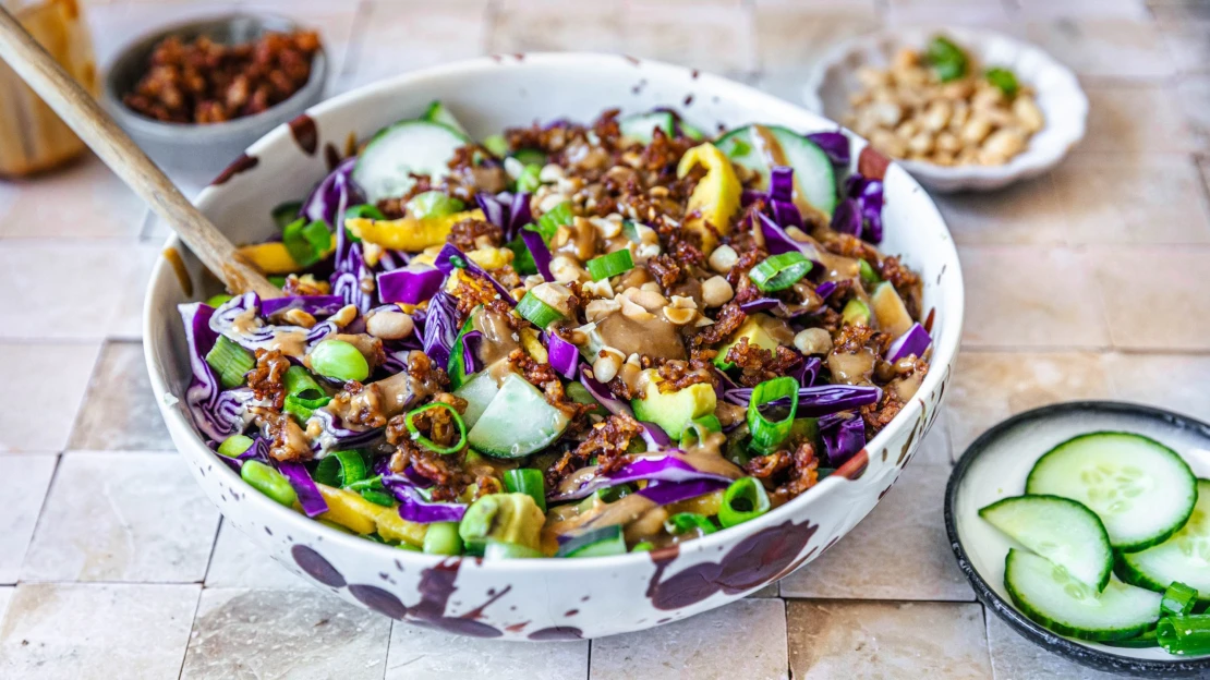 Křupe víc než chipsy. Salát s pečenou rýží, mangem a tahini zálivkou