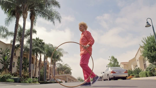 Nenápadná tvář za hula hoop. Zemřela žena, která roztočila světem hraček