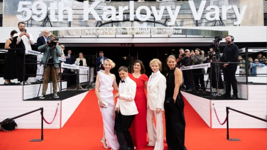 Karlovarský filmový festival letos slaví dvě výročí. Vizuál bude inspirovaný červeným kobercem