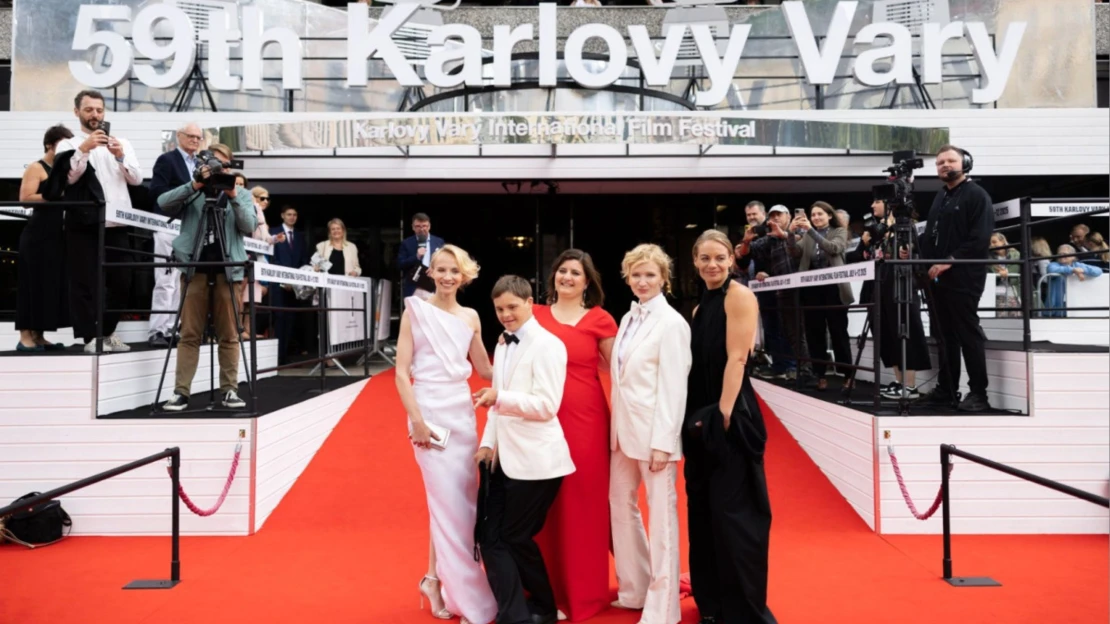 Karlovarský filmový festival letos slaví dvě výročí. Vizuál bude inspirovaný červeným kobercem