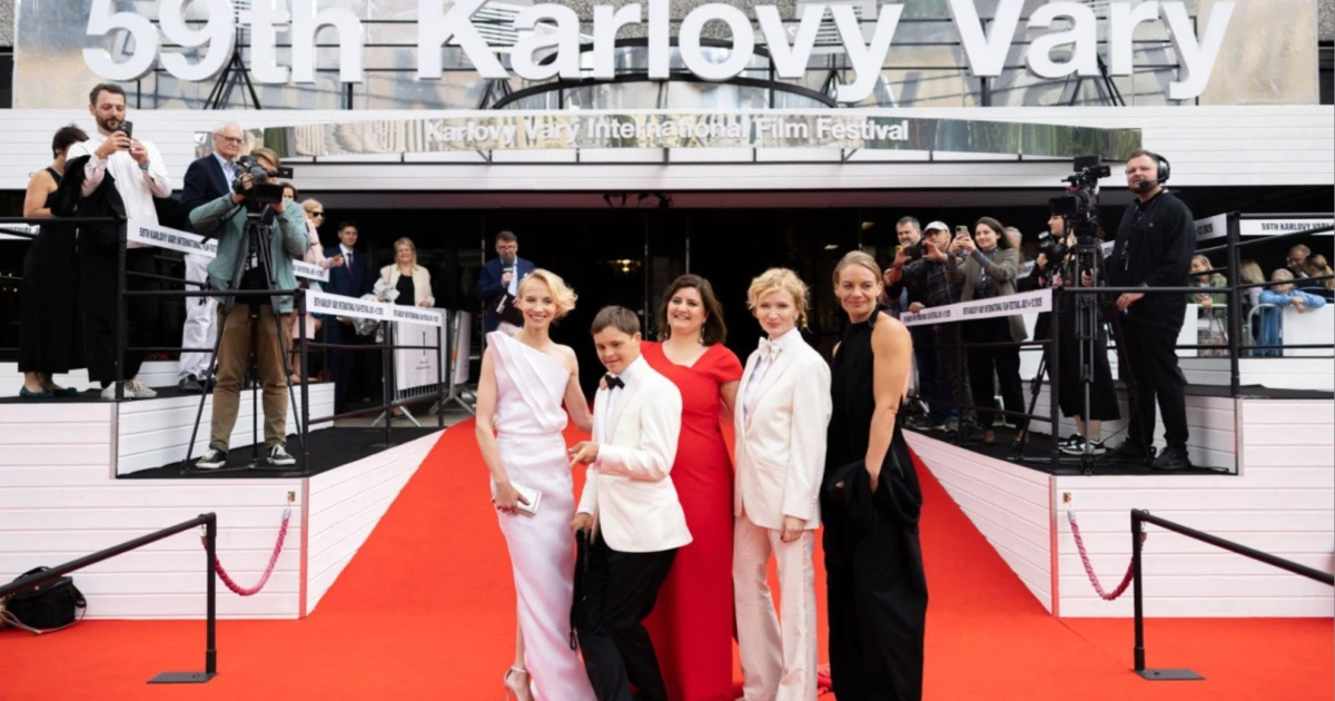 Karlovarský filmový festival letos slaví dvě výročí. Vizuál bude inspirovaný červeným kobercem