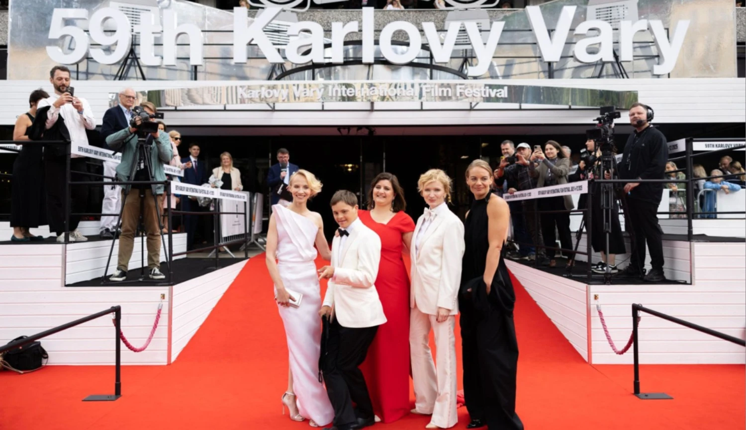 Karlovarský filmový festival letos slaví dvě výročí. Vizuál bude inspirovaný červeným kobercem