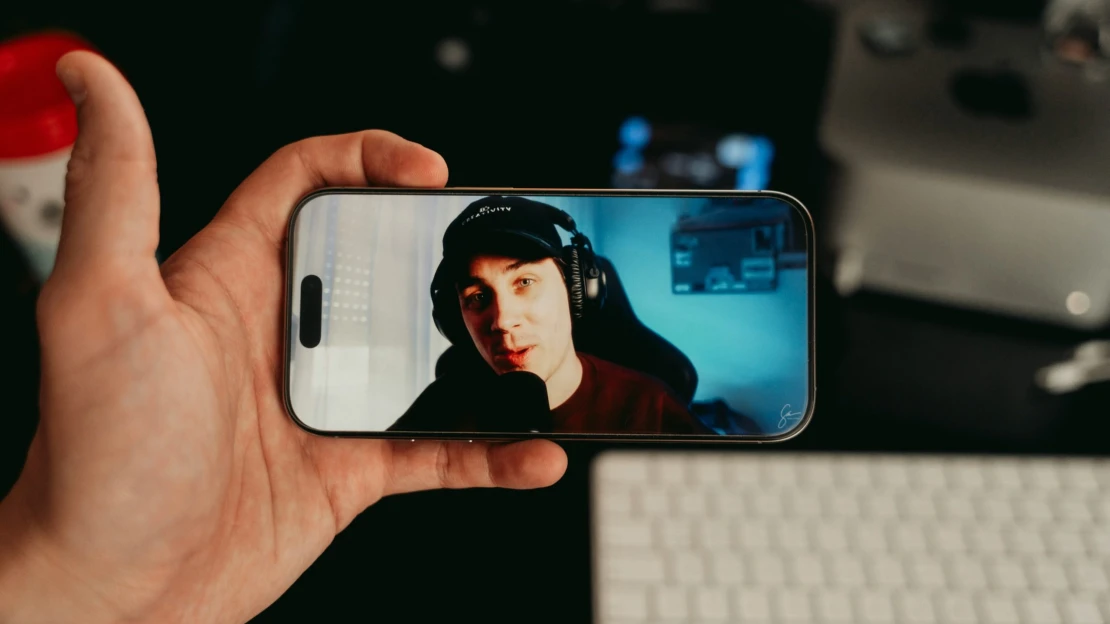 Ranní výběr: Vlog z&nbsp;lochu. Influencerům se nechtějí platit daně