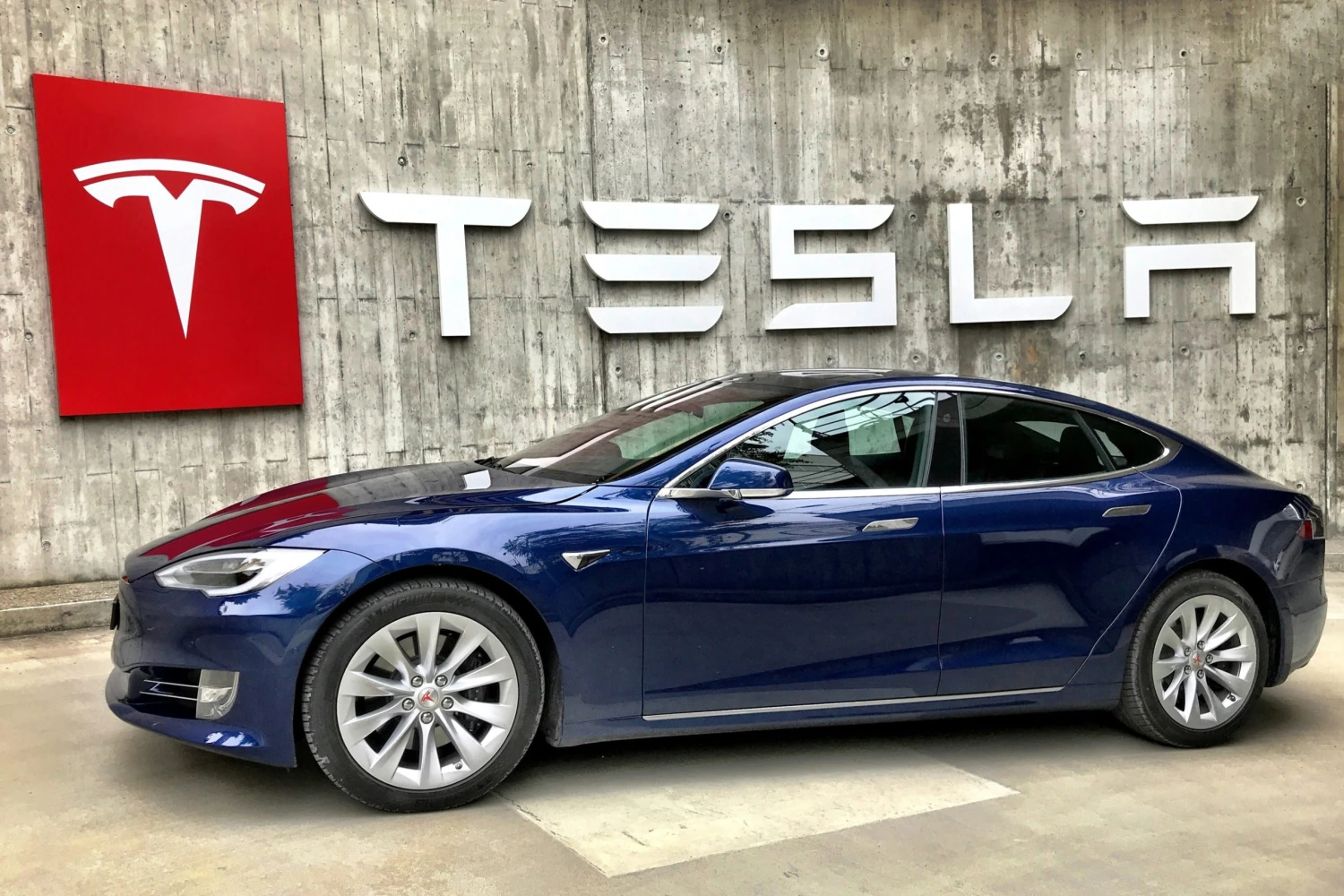 Tesla otevře první showroom v Indii. Ve hře je i stavba továrny, která by Muskovi umožnila obejít cla