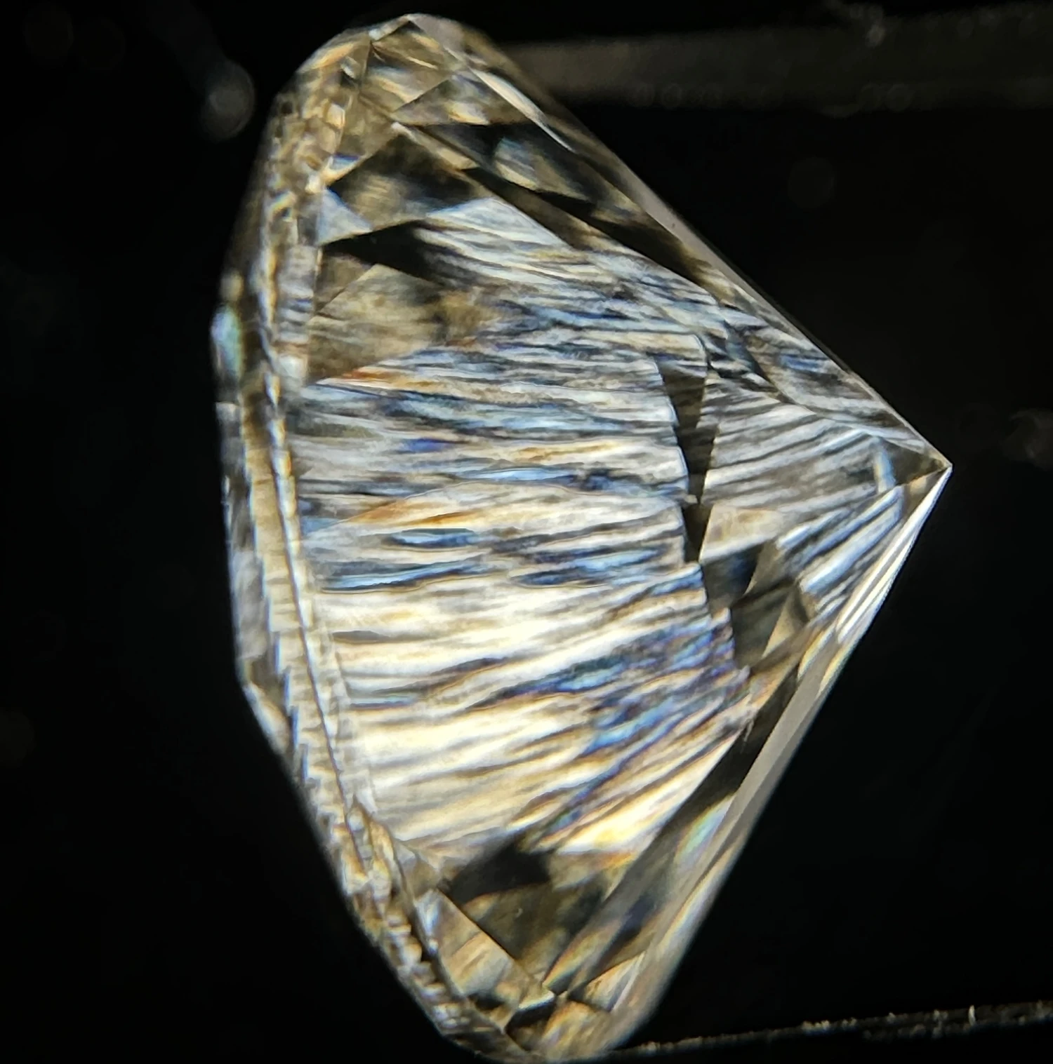 Fotografie zachycující columnar patern typický pro CVD LabGrown diamanty.
