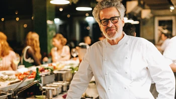 Gastro prorok. Radikální šéfkuchař Eyal Shani otevřel v Praze restauraci Seven North