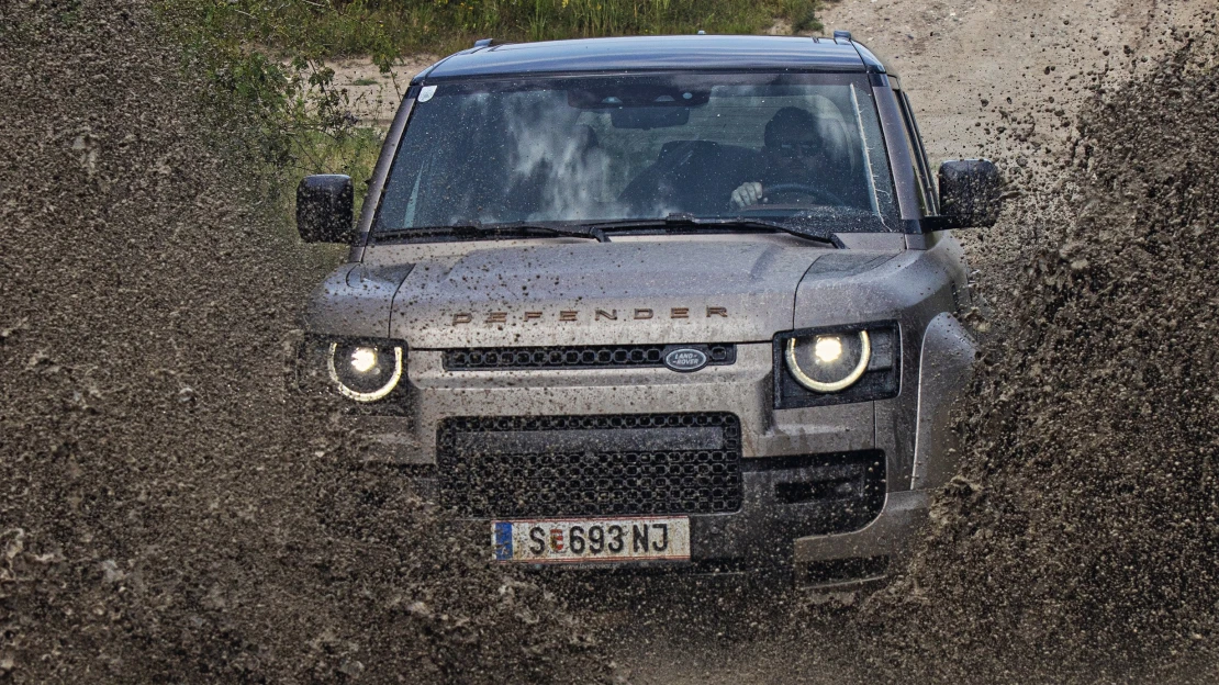 Miluje bahno, ale víc než 600 koní Defender Octa promění v&nbsp;tank na steroidech