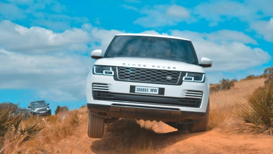 Jaguar Land Rover ruší manažerská místa, firma bojuje s Trumpovou celní politikou