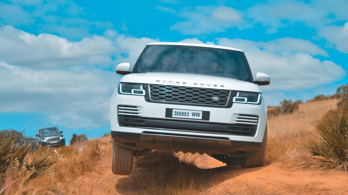 Jaguar Land Rover ruší manažerská místa, firma bojuje s Trumpovou celní politikou
