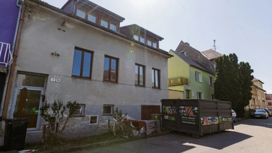 Policisté si došlápli na Jiřikovského. Zadrželi ho v&nbsp;noci u&nbsp;něj doma