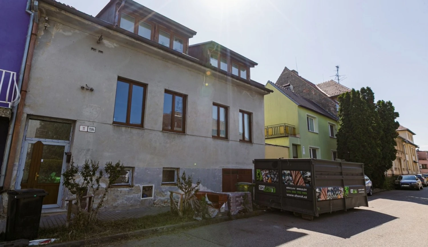 Policisté si došlápli na Jiřikovského. Zadrželi ho v noci u něj doma