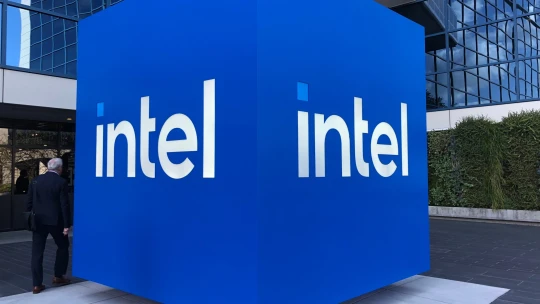 Japonská společnost Softbank pomáhá Intelu. Kupuje jeho akcie za dvě miliardy dolarů