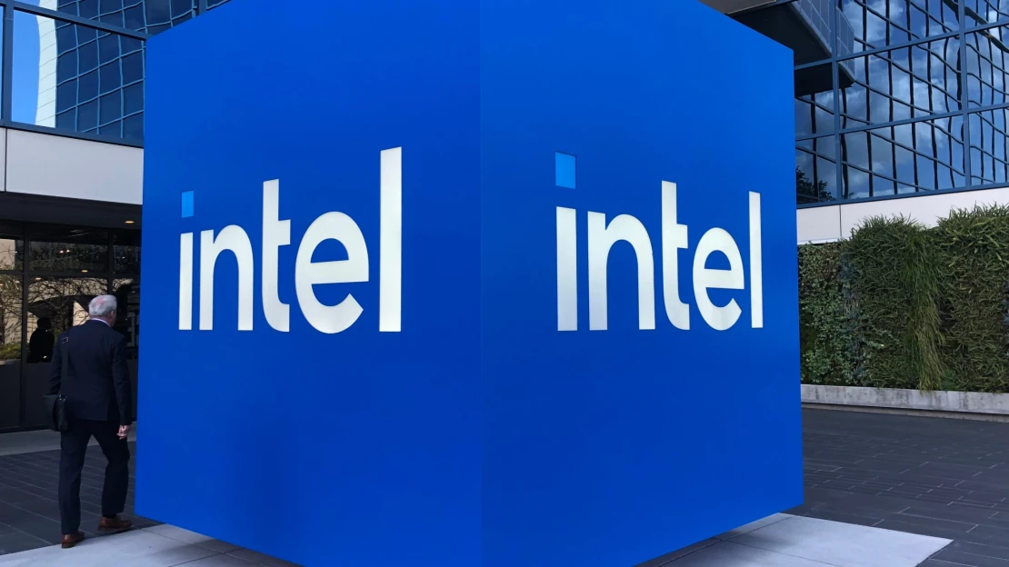 Japonská společnost Softbank pomáhá Intelu. Kupuje jeho akcie za dvě miliardy dolarů