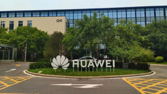 Huawei sází na výzkum AI. Jeho zisk kvůli tomu v&nbsp;pololetí klesl, tržby ale rostou