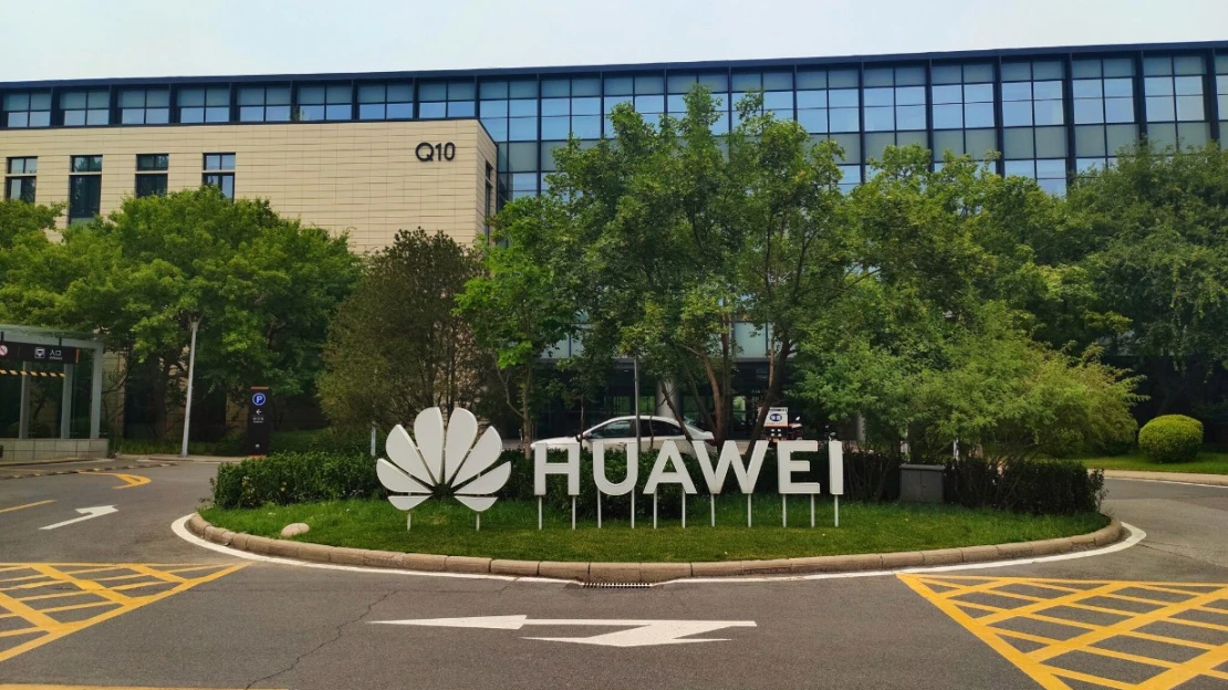 Huawei sází na výzkum AI. Jeho zisk kvůli tomu v&nbsp;pololetí klesl, tržby ale rostou