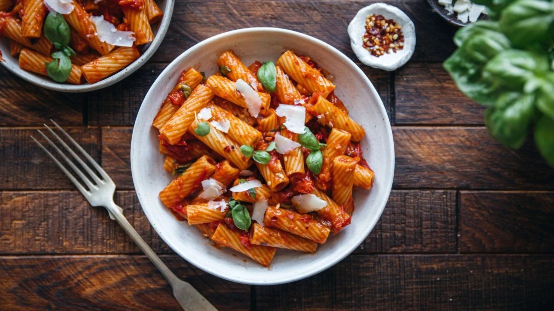 Penne all’arrabbiata. Rajčatové těstoviny, co zmizí dřív, než stihnete říct „al dente“