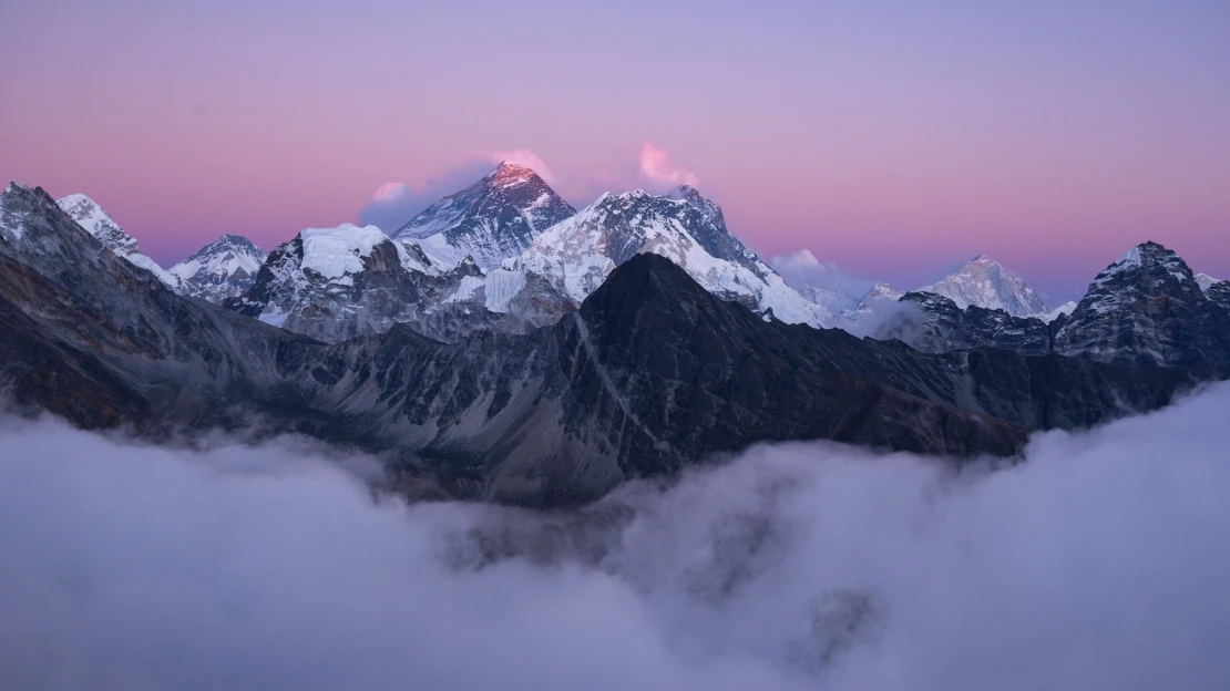 Ranní výběr: Nepál nechce tolik lidí na Mount Everestu. Na sto hor se bude smět zdarma