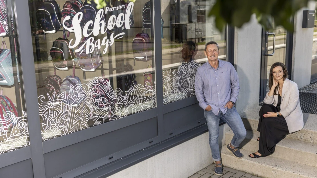 Začínali v malém krámku, teď s jejich batohy míří do školy každý třetí prvňáček 