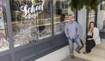Začínali v malém krámku, teď s jejich batohy míří do školy každý třetí prvňáček 