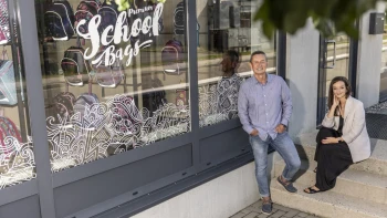 Začínali v malém krámku, teď s jejich batohy míří do školy každý třetí prvňáček 