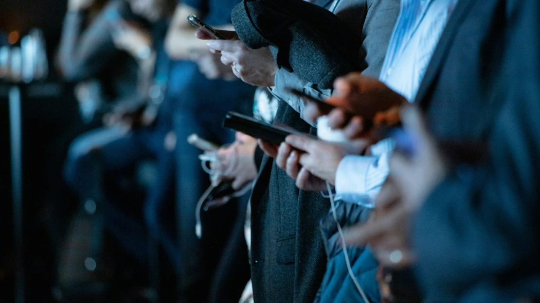 Ranní výběr: Jen dvě hodiny denně. Město chce lidem omezit používání mobilů