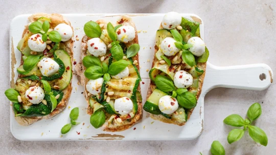 Předkrm, večeře i občerstvení pro návštěvu. Cuketové bruschetty zastanou vše