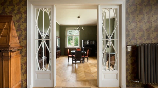 Kubistický klenot uprostřed venkova. Bauerova vila ukazuje nábytkové skvosty