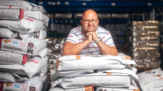 První granule pro psy rozvážel ve Škodě 120. Dnes jimi Juko zásobuje celou zemi
